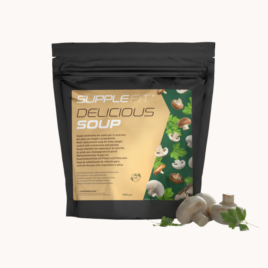 Leckere Suppe mit Champignons und frischer Petersilie in einer Schüssel serviert