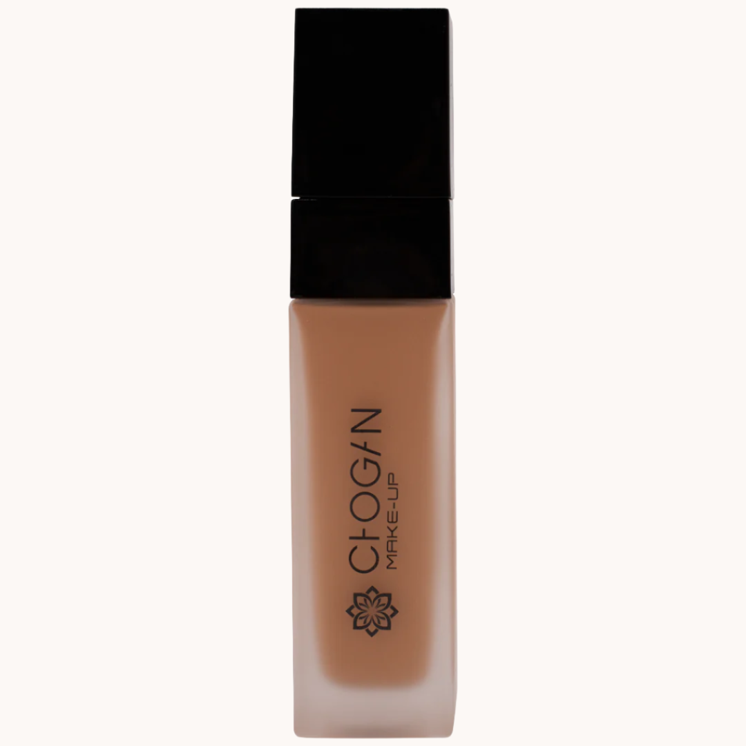 Flüssiges Foundation-Produkt mit leichter Textur, angereichert mit feuchtigkeitsspendendem Jojoba-, Avocado- und Mandelöl sowie Hyaluronsäure-Mikrosphären. Bietet eine einfache Anwendung, kaschiert Unreinheiten und sorgt für einen natürlichen, makellosen Teint mit angenehmem Tragegefühl.

