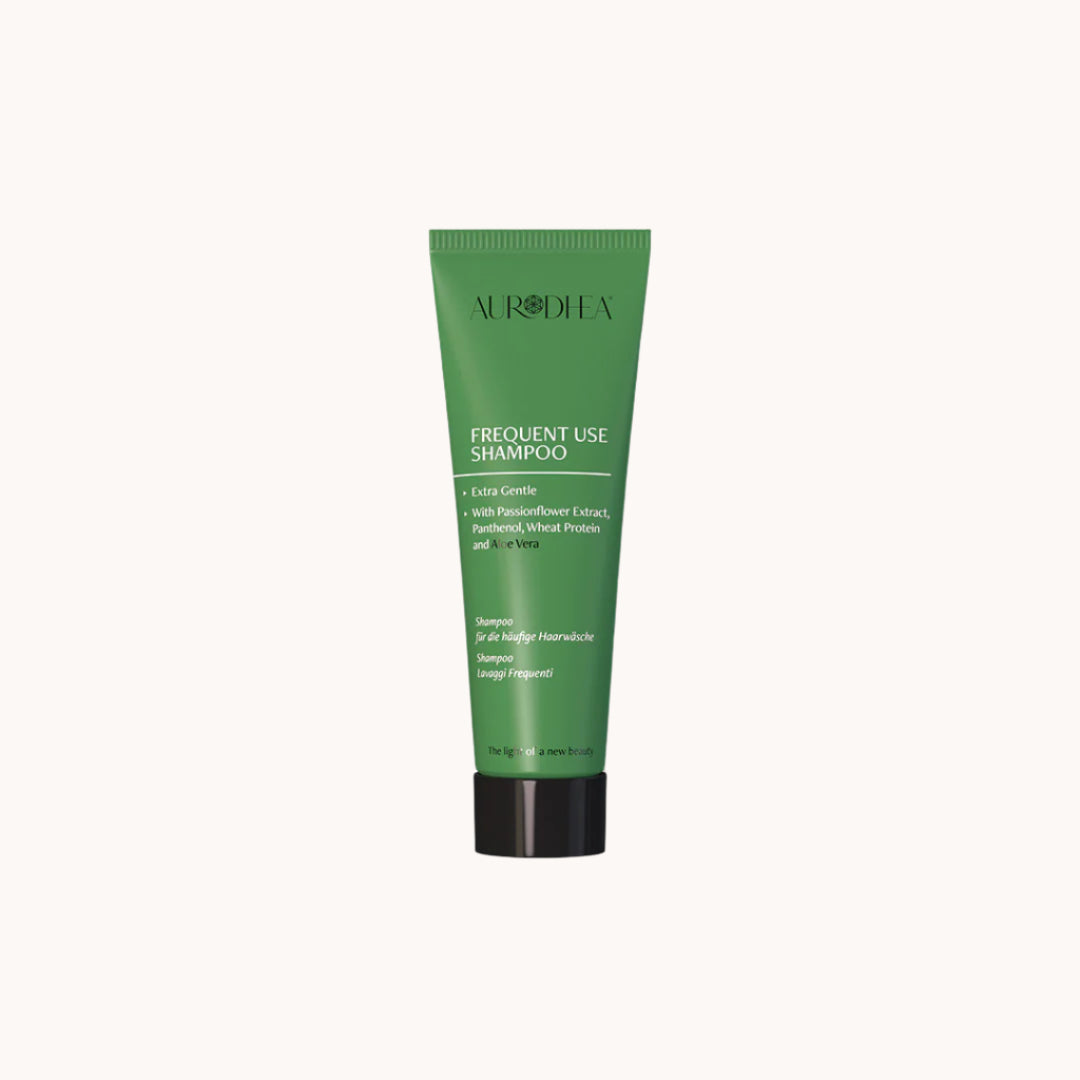 Aurodhea Shampoo mit Aloe Vera – sanfte Reinigung mit pflanzlichen Tensiden, feuchtigkeitsspendende Extrakte aus Ringelblume, Malve und Passionsblume sowie pflegendes Panthenol und Weizenprotein für mehr Volumen und kraftvolles Haar.
